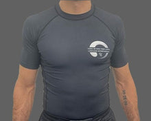 Load image into Gallery viewer, ADULTS - LIMITLESS 2.0 S/S RASH GUARD- BLACK/WHITE