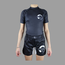 Load image into Gallery viewer, FEMALE - LIMITLESS 2.0 RASH GUARD - BLACK/WHITE