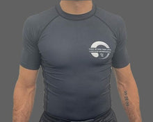 Load image into Gallery viewer, ADULTS - LIMITLESS 2.0 S/S RASH GUARD- BLACK/WHITE
