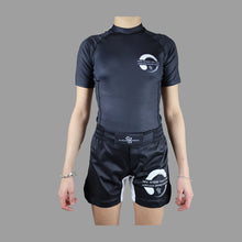 Load image into Gallery viewer, FEMALE - LIMITLESS 2.0 RASH GUARD - BLACK/WHITE
