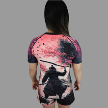 Load image into Gallery viewer, FEMALE  - SAMURAI S/S RASH GUARD - BLACK/PINK
