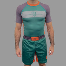 Load image into Gallery viewer, ADULTS - FREESTYLE S/S RASH GUARD - GREEN
