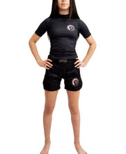 Load image into Gallery viewer, LIMITLESS S/S FEMALE RASH GUARD - BLACK/PALE PINK
