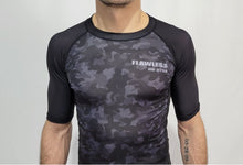 Load image into Gallery viewer, ADULTS BLACK CAMO S/S RASH GUARD - UNISEX
