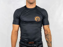Load image into Gallery viewer, LIMITLESS S/S MEN&#39;S RASH GUARD - BLACK/ORANGE
