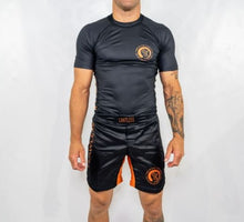 Load image into Gallery viewer, LIMITLESS S/S MEN&#39;S RASH GUARD - BLACK/ORANGE
