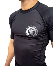 Load image into Gallery viewer, LIMITLESS S/S MEN&#39;S RASH GUARD - BLACK/WHITE
