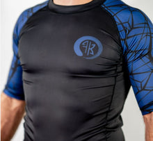 Load image into Gallery viewer, ADULTS RANKED WEBBED S/S RASH GUARD - UNISEX
