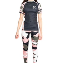 Load image into Gallery viewer, KIDS PINK CAMO S/S RASH GUARD
